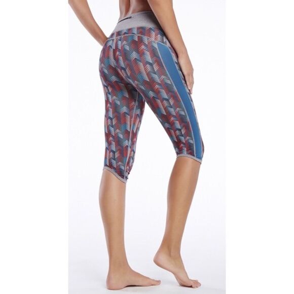 ✨Rio Run Solar Crop Leggings ✨ - Picture 2 of 10